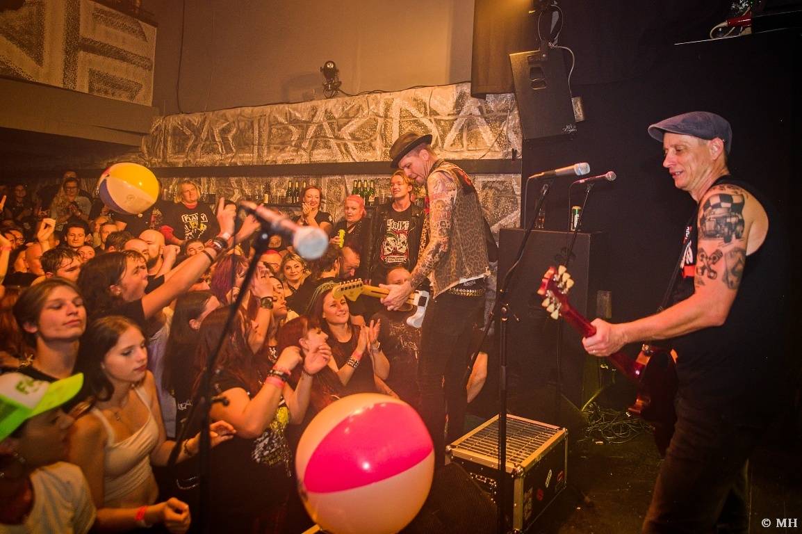 Punková jízda v Plzni. The Fialky a Vision Days vyprodali Divadlo pod lampou