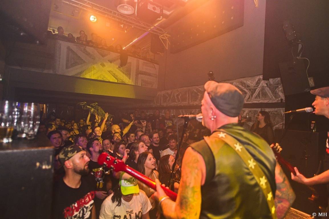 Punková jízda v Plzni. The Fialky a Vision Days vyprodali Divadlo pod lampou