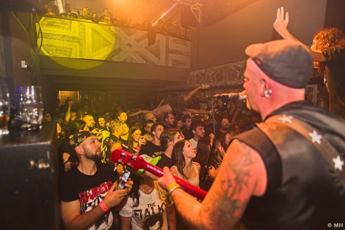 Punková jízda v Plzni. The Fialky a Vision Days vyprodali Divadlo pod lampou