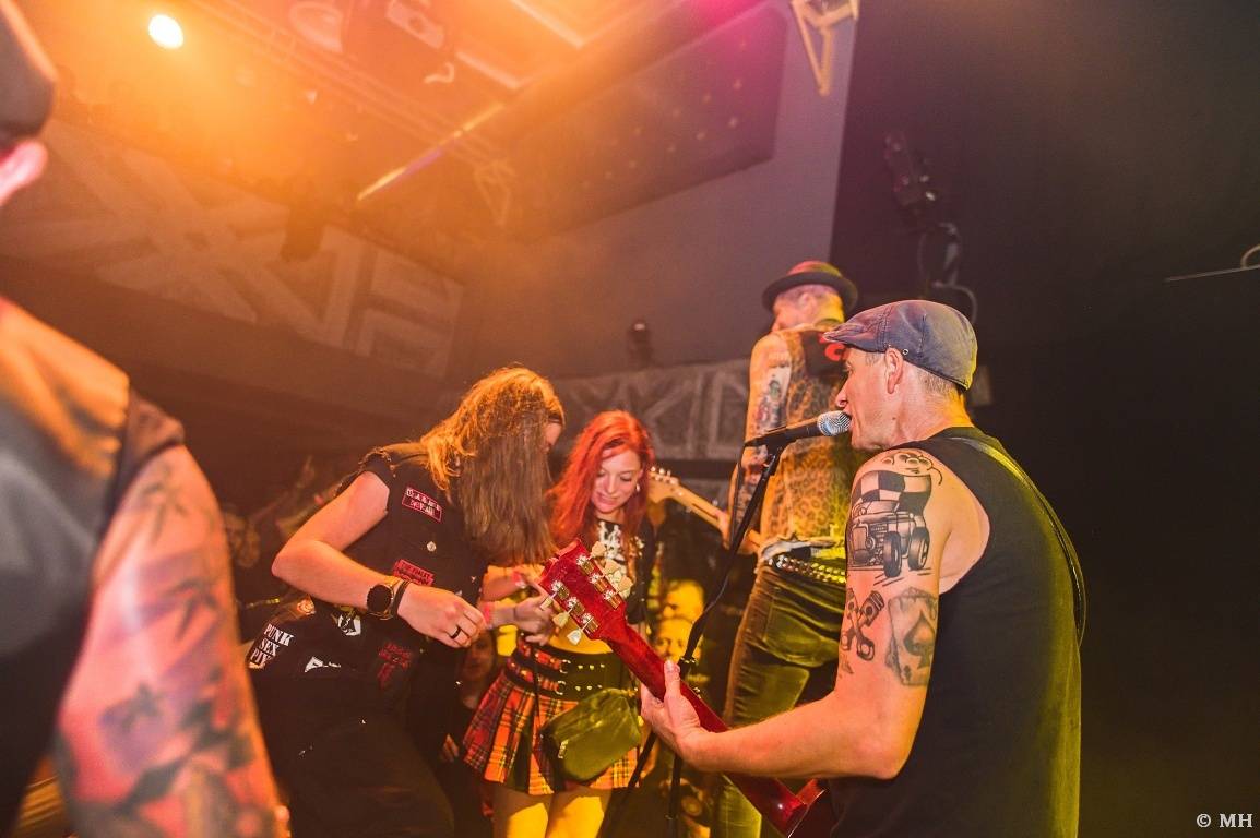 Punková jízda v Plzni. The Fialky a Vision Days vyprodali Divadlo pod lampou