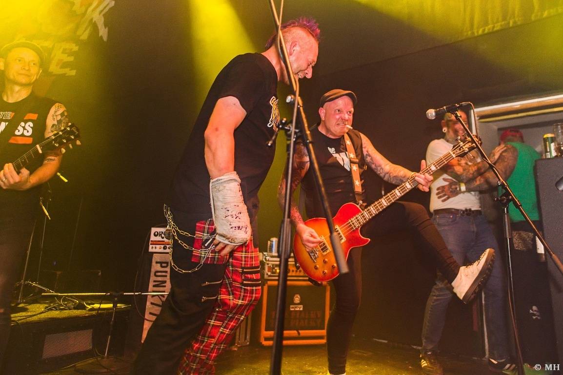 Punková jízda v Plzni. The Fialky a Vision Days vyprodali Divadlo pod lampou