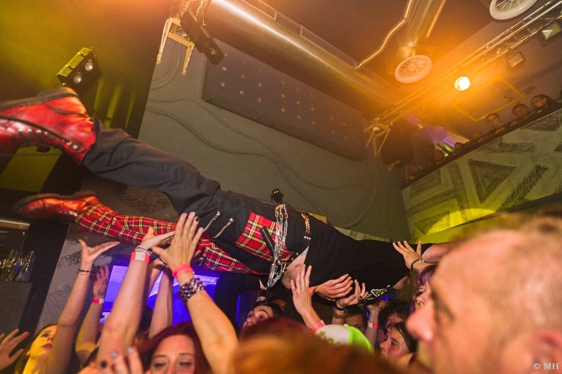 Punková jízda v Plzni. The Fialky a Vision Days vyprodali Divadlo pod lampou