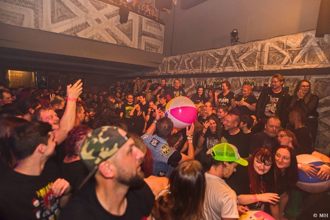 Punková jízda v Plzni. The Fialky a Vision Days vyprodali Divadlo pod lampou