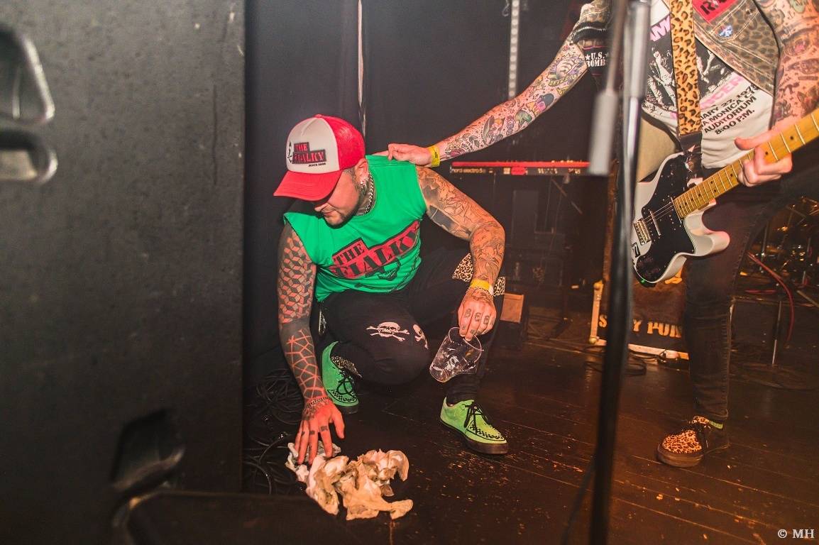 Punková jízda v Plzni. The Fialky a Vision Days vyprodali Divadlo pod lampou