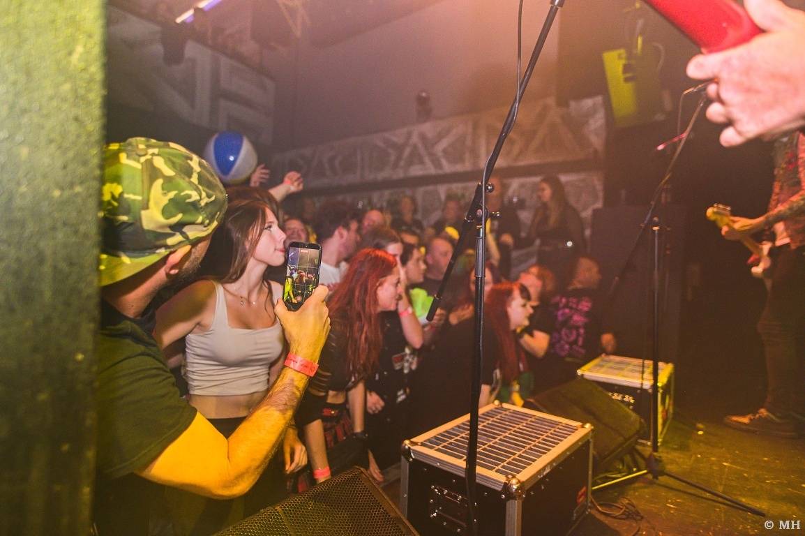 Punková jízda v Plzni. The Fialky a Vision Days vyprodali Divadlo pod lampou