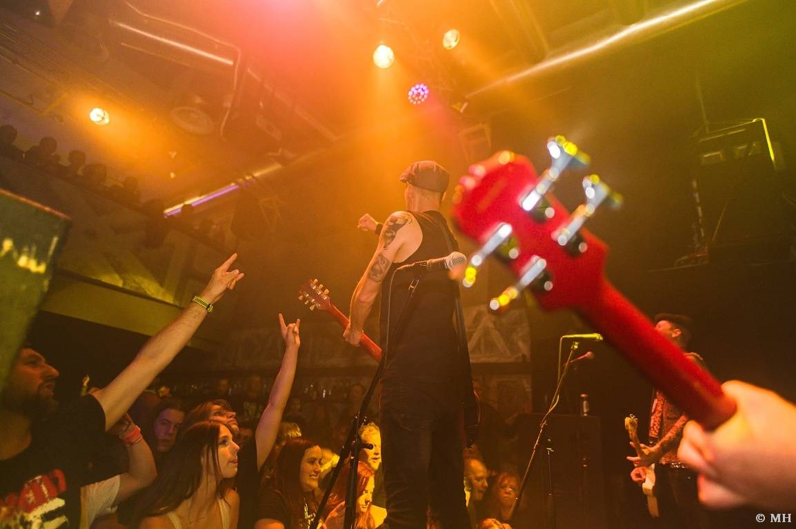 Punková jízda v Plzni. The Fialky a Vision Days vyprodali Divadlo pod lampou