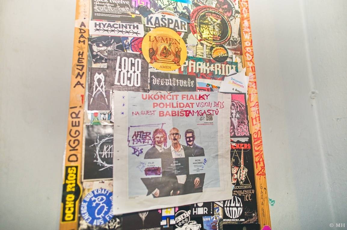 Punková jízda v Plzni. The Fialky a Vision Days vyprodali Divadlo pod lampou