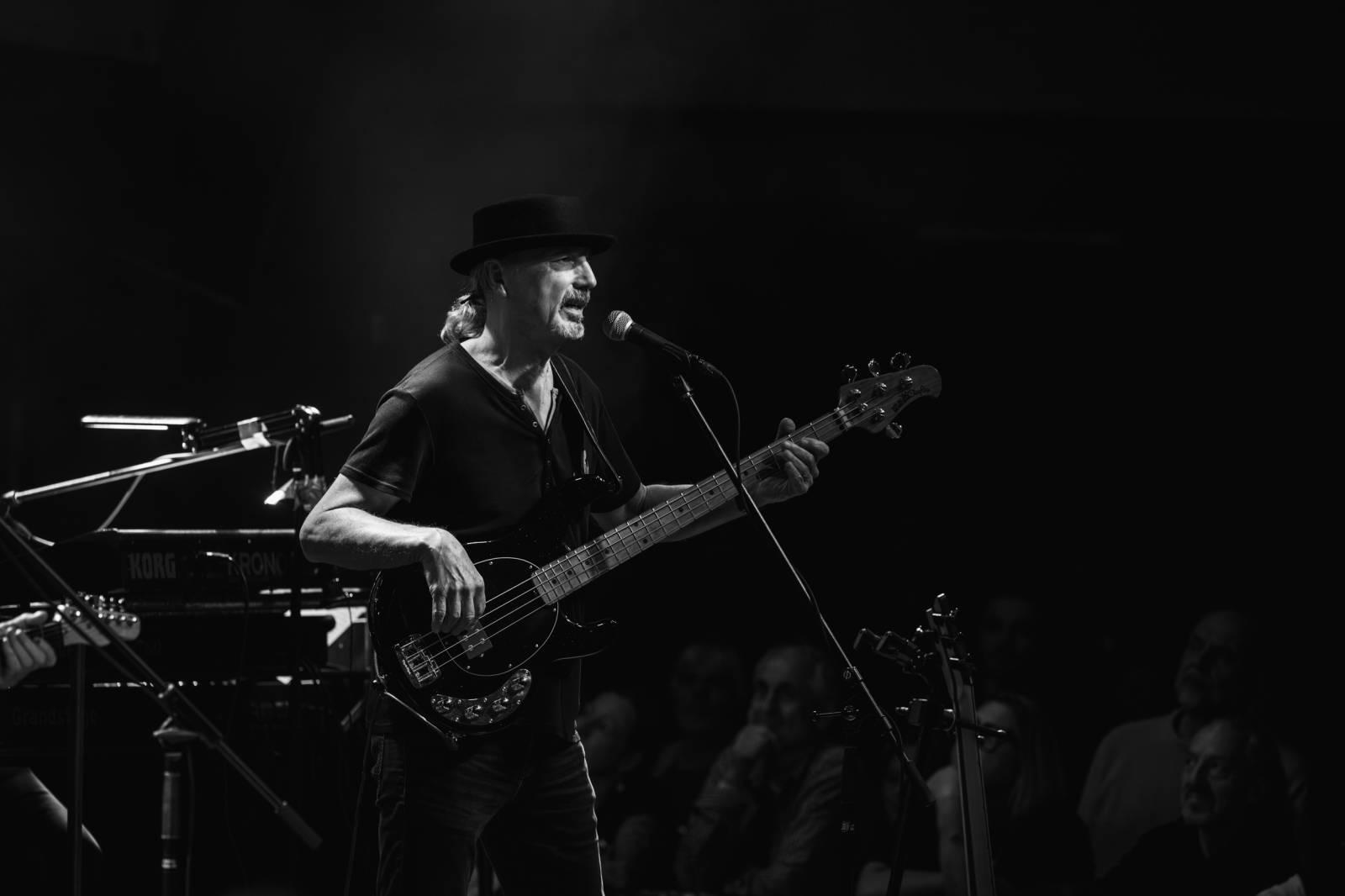 Progres 2 oslavili v zaplněném Lucerna Music Baru zlatou desku za aktuální album