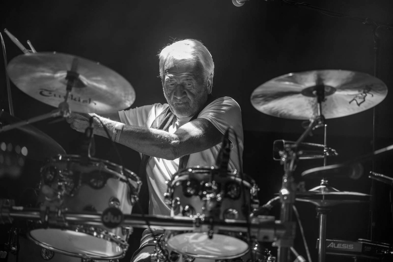 Progres 2 oslavili v zaplněném Lucerna Music Baru zlatou desku za aktuální album