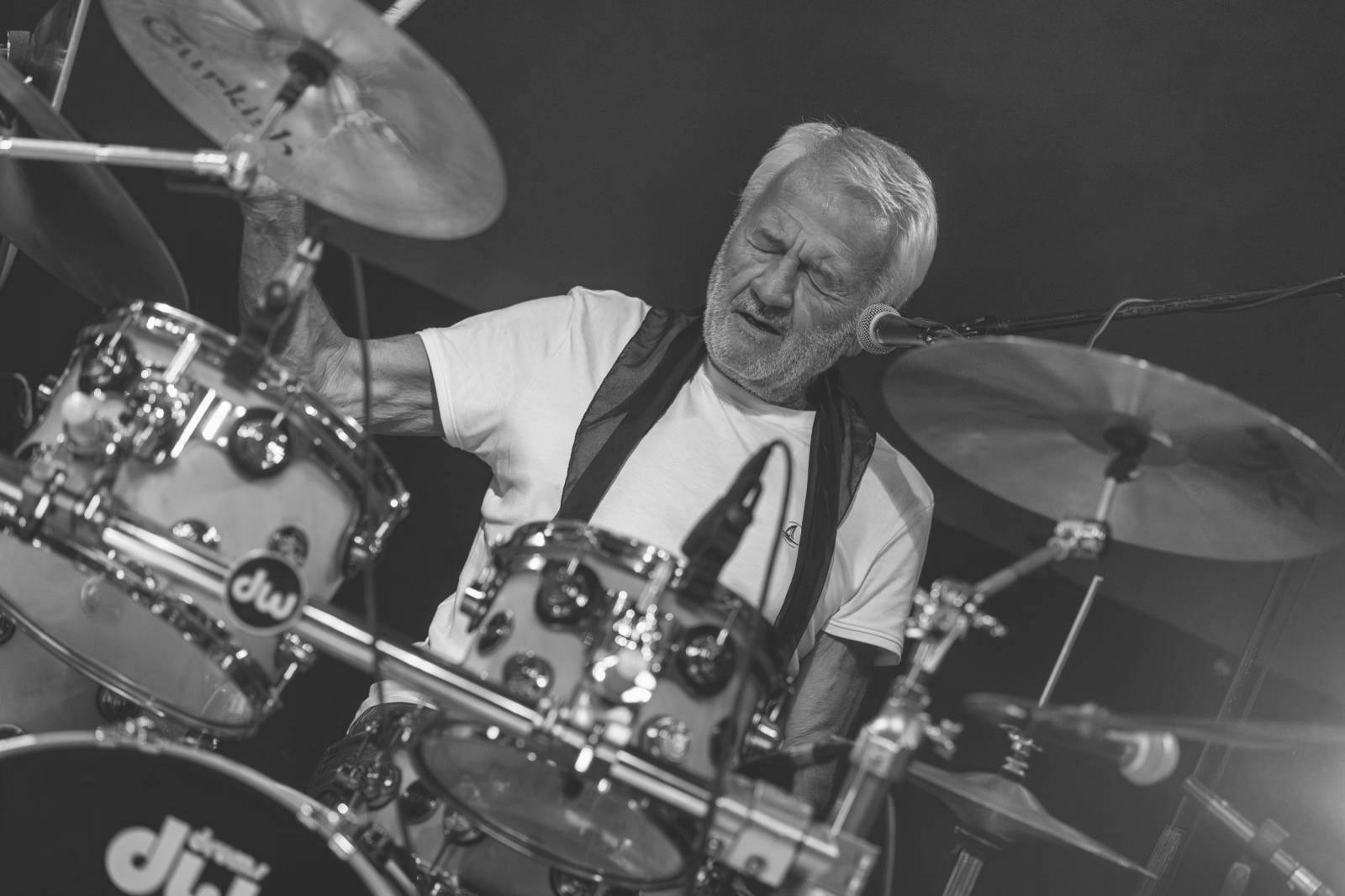 Progres 2 oslavili v zaplněném Lucerna Music Baru zlatou desku za aktuální album