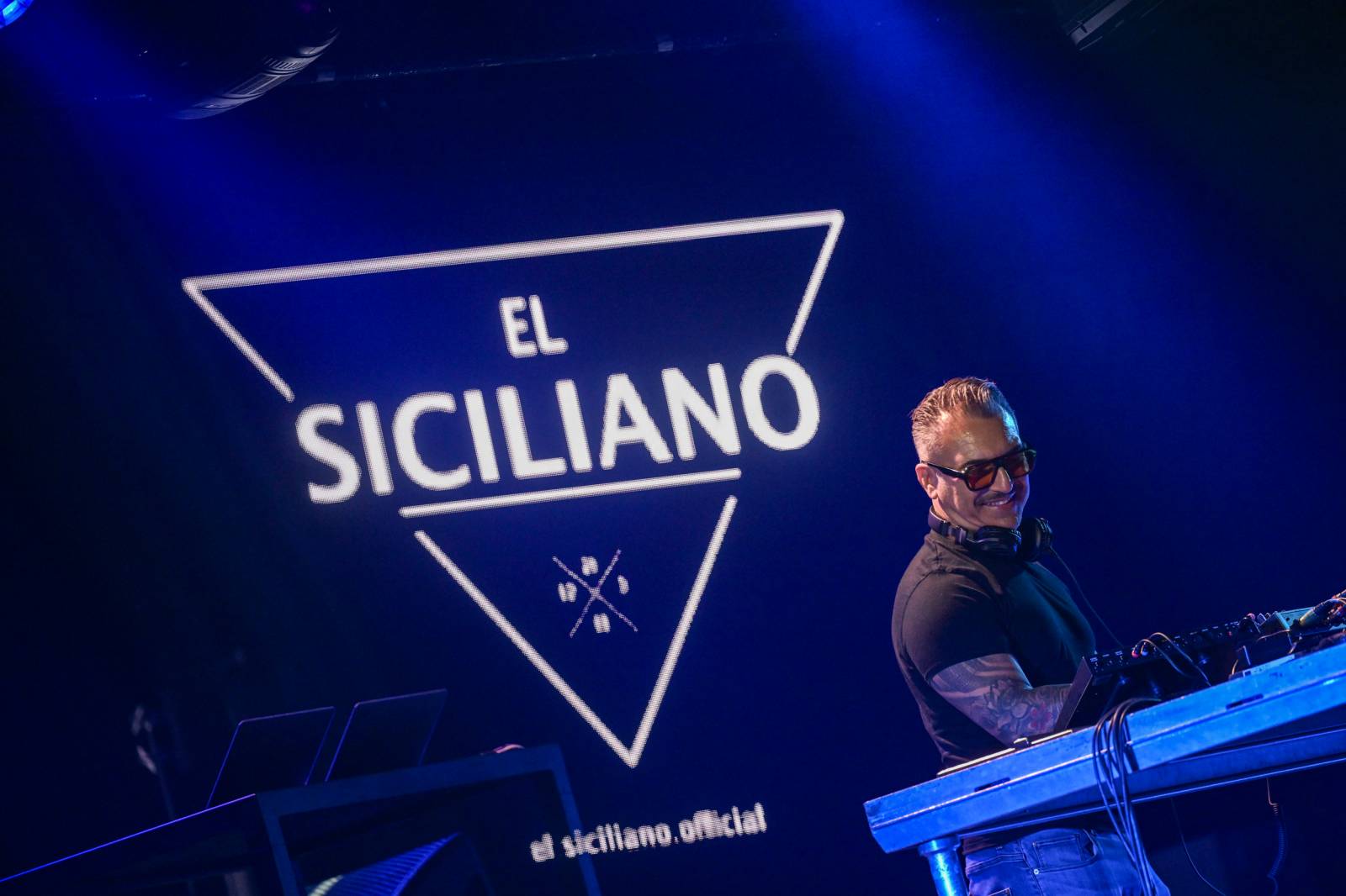 Parov Stelar roztančil Forum Karlín, vyprodanou show otevřel DJ El Siciliano