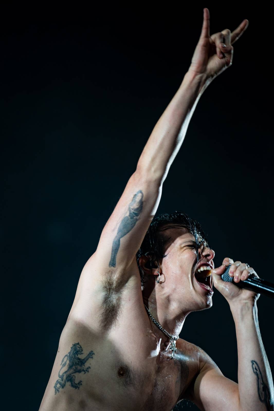 Divoký a bláznivý Yungblud dostal pražské publikum do varu. Mluvil česky a pozval si na stage fanouška