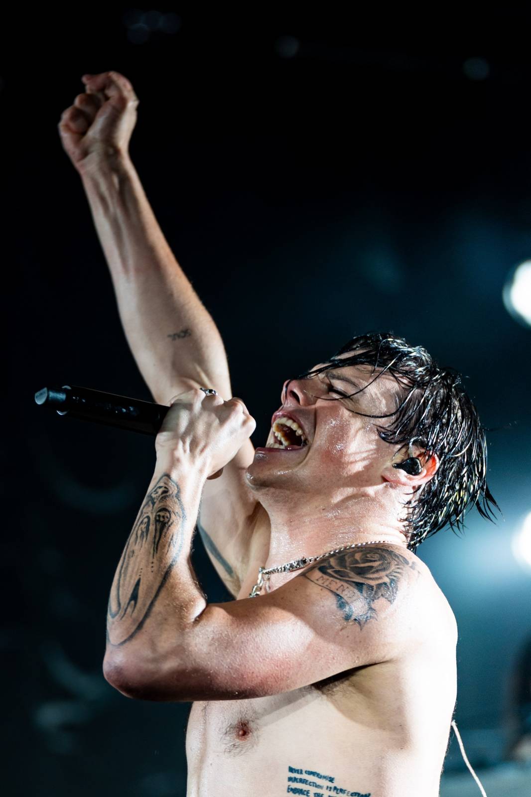 Divoký a bláznivý Yungblud dostal pražské publikum do varu. Mluvil česky a pozval si na stage fanouška