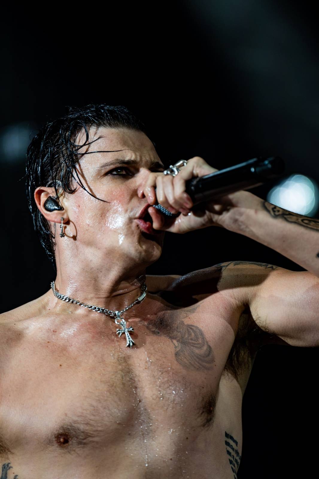 Divoký a bláznivý Yungblud dostal pražské publikum do varu. Mluvil česky a pozval si na stage fanouška