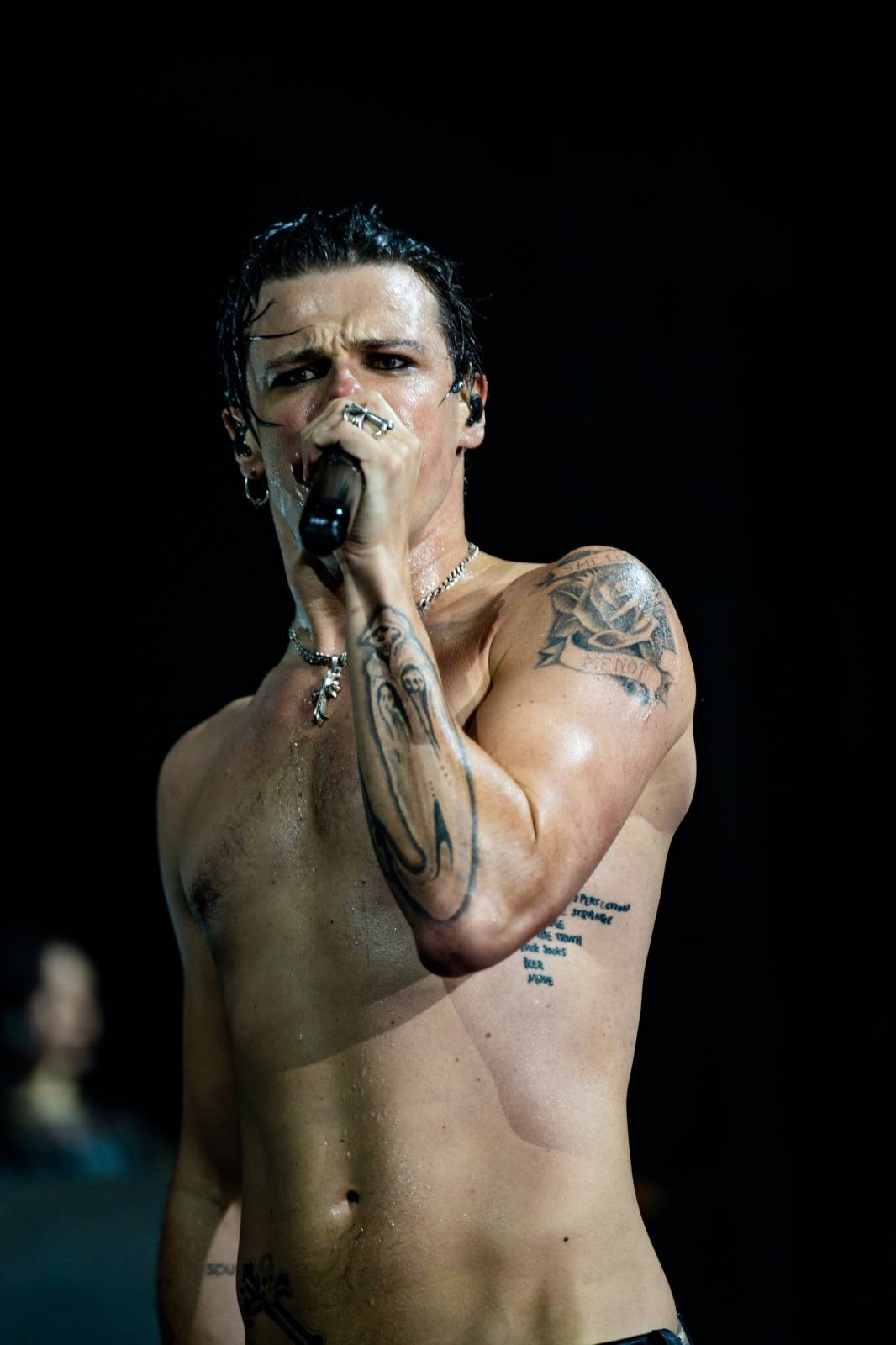 Divoký a bláznivý Yungblud dostal pražské publikum do varu. Mluvil česky a pozval si na stage fanouška