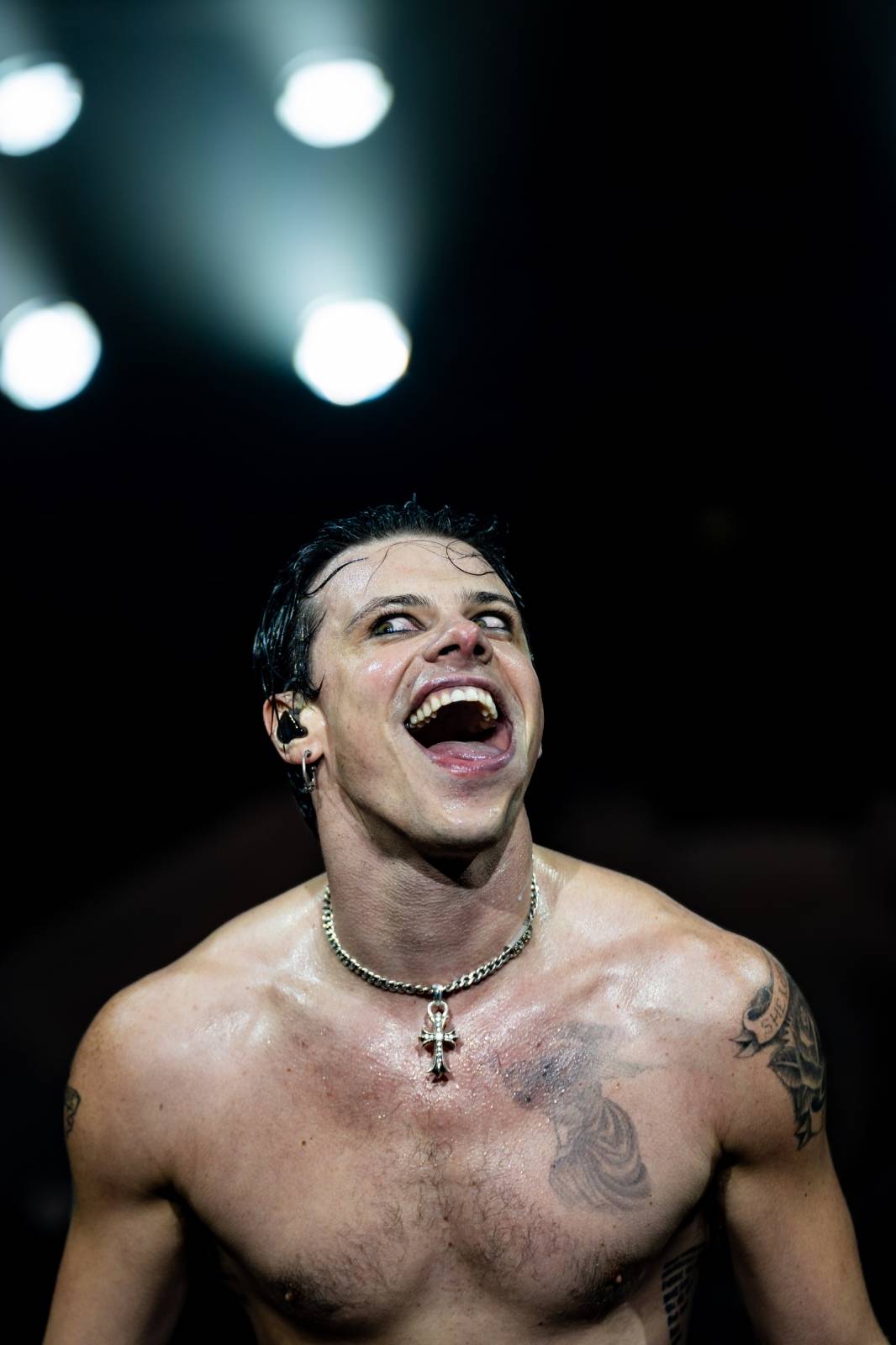 Divoký a bláznivý Yungblud dostal pražské publikum do varu. Mluvil česky a pozval si na stage fanouška