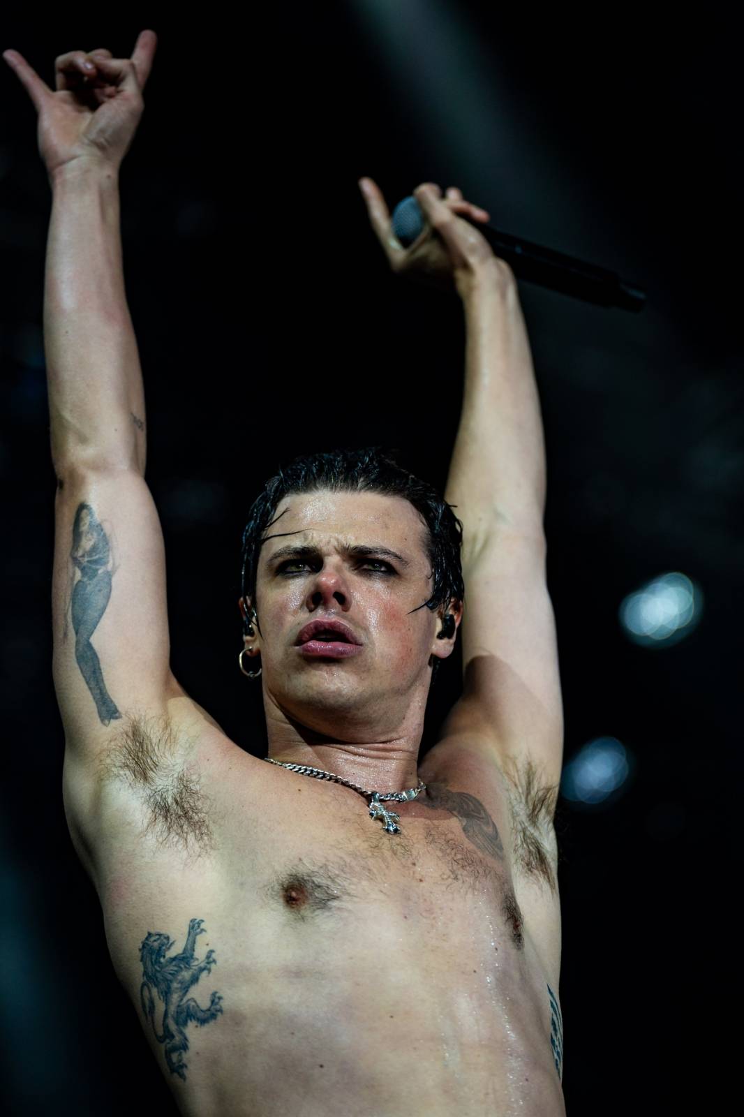 Divoký a bláznivý Yungblud dostal pražské publikum do varu. Mluvil česky a pozval si na stage fanouška