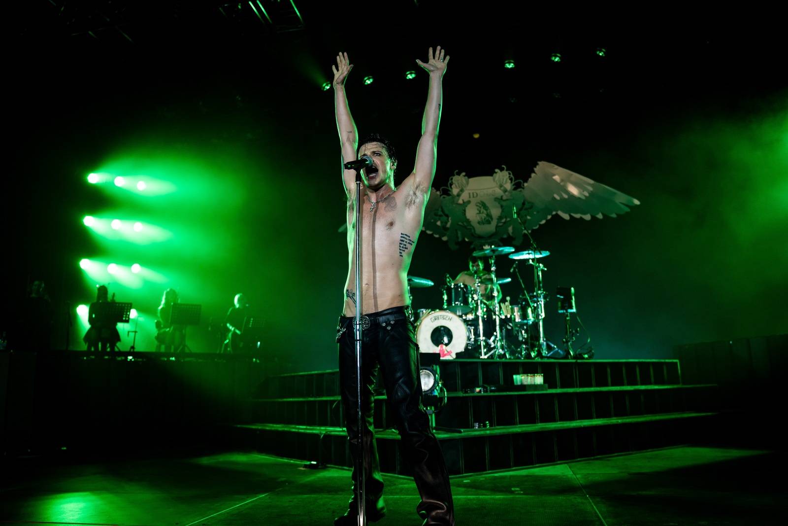 Divoký a bláznivý Yungblud dostal pražské publikum do varu. Mluvil česky a pozval si na stage fanouška