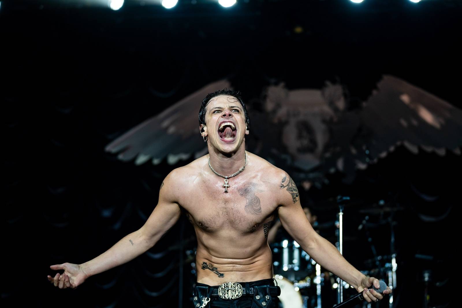 Divoký a bláznivý Yungblud dostal pražské publikum do varu. Mluvil česky a pozval si na stage fanouška