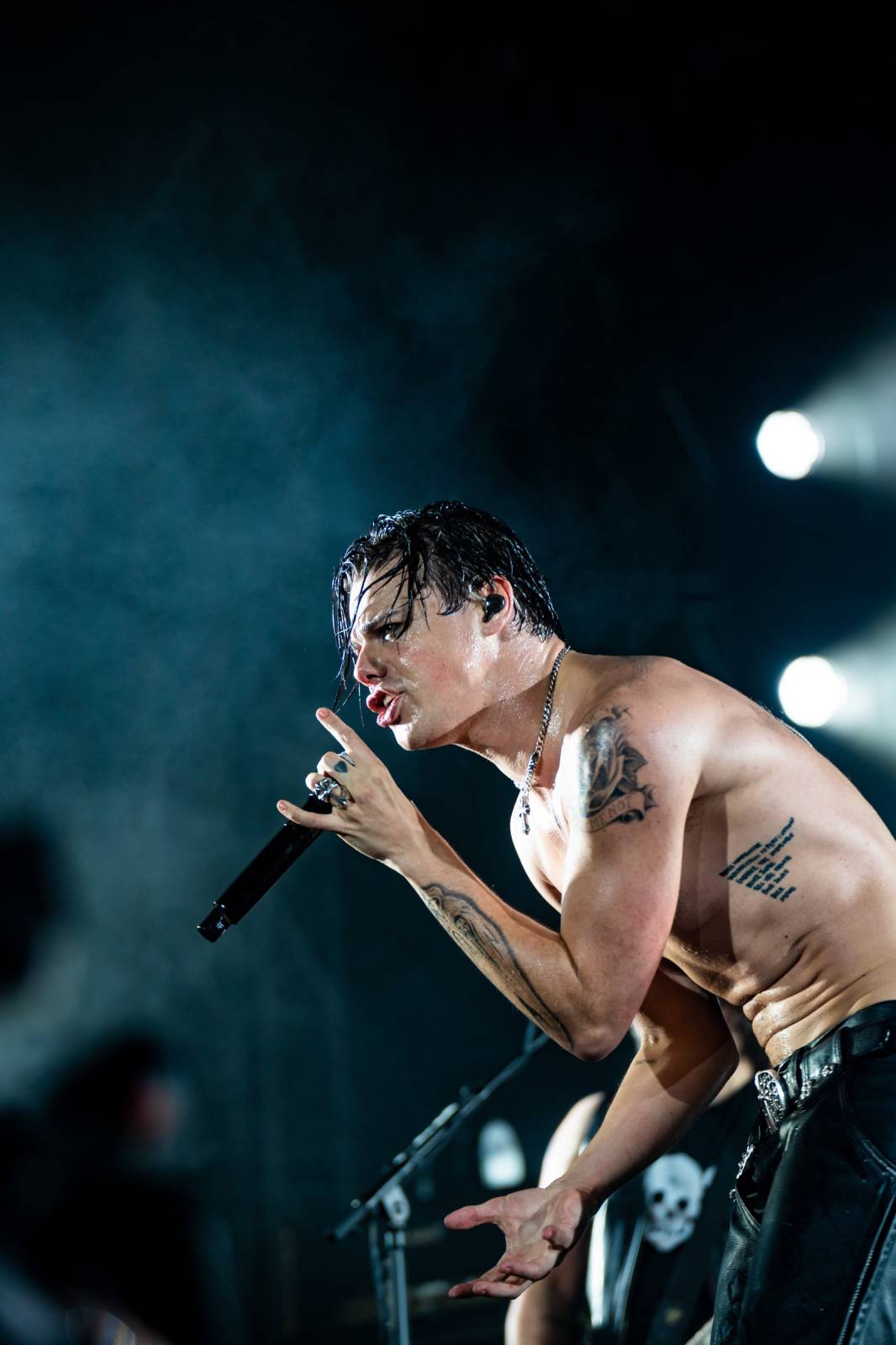 Divoký a bláznivý Yungblud dostal pražské publikum do varu. Mluvil česky a pozval si na stage fanouška