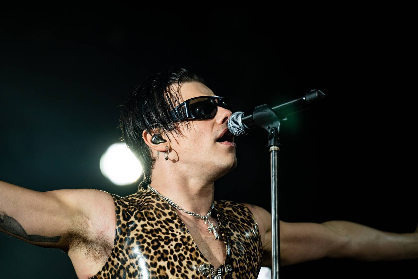 Divoký a bláznivý Yungblud dostal pražské publikum do varu. Mluvil česky a pozval si na stage fanouška