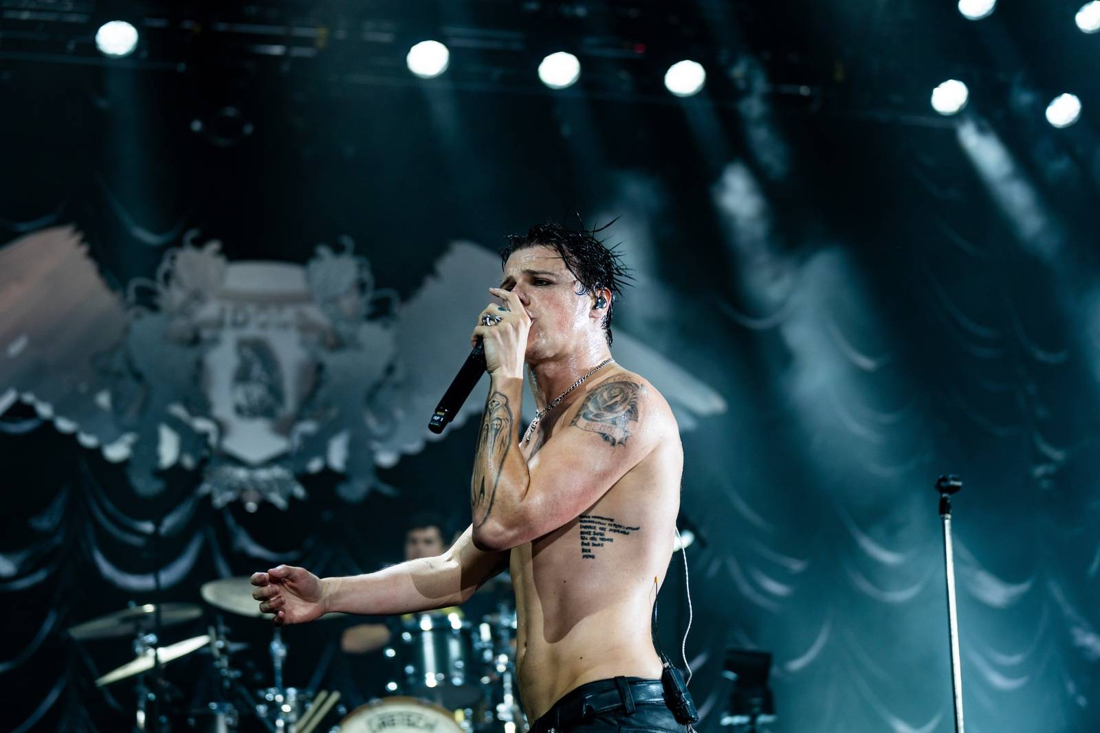 Divoký a bláznivý Yungblud dostal pražské publikum do varu. Mluvil česky a pozval si na stage fanouška