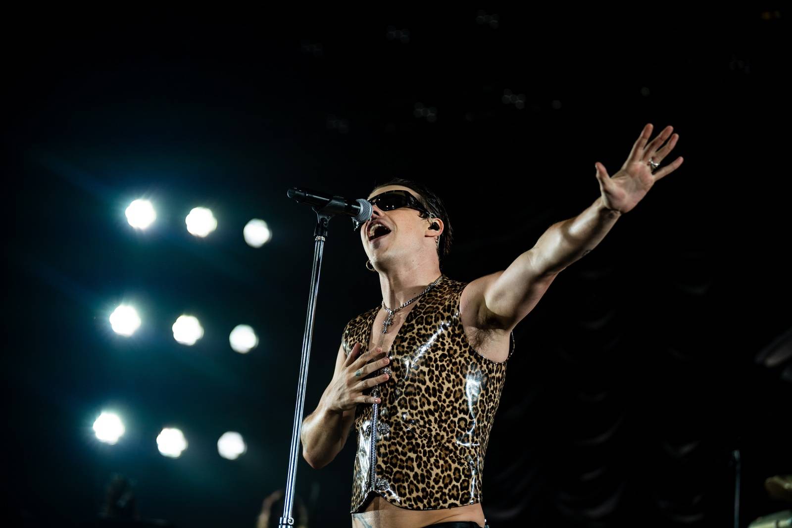 Divoký a bláznivý Yungblud dostal pražské publikum do varu. Mluvil česky a pozval si na stage fanouška