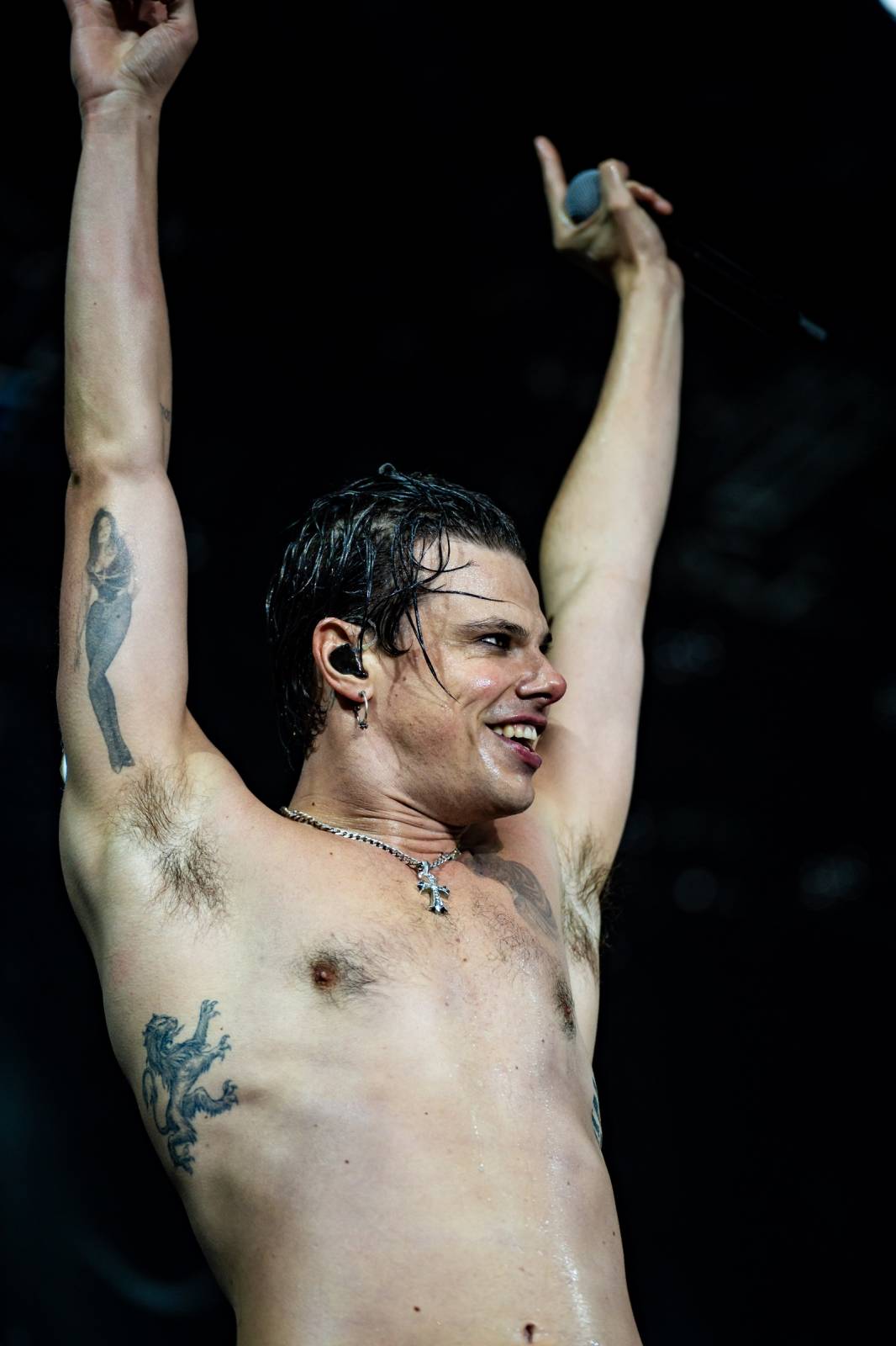 Divoký a bláznivý Yungblud dostal pražské publikum do varu. Mluvil česky a pozval si na stage fanouška