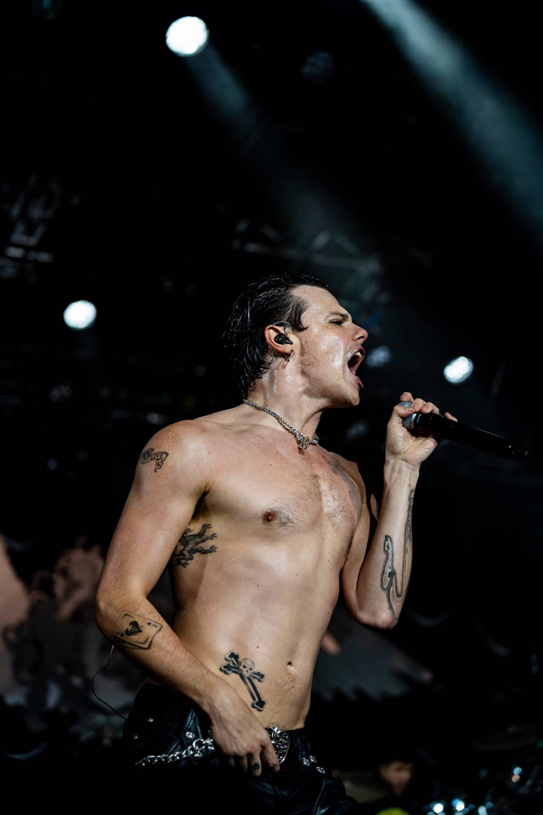 Divoký a bláznivý Yungblud dostal pražské publikum do varu. Mluvil česky a pozval si na stage fanouška