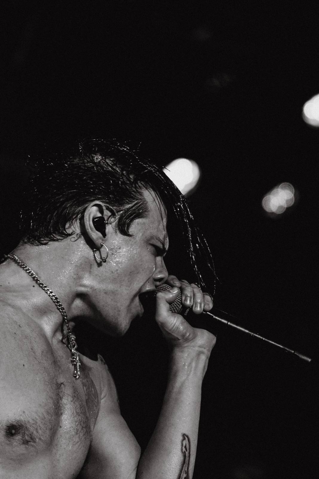 Divoký a bláznivý Yungblud dostal pražské publikum do varu. Mluvil česky a pozval si na stage fanouška