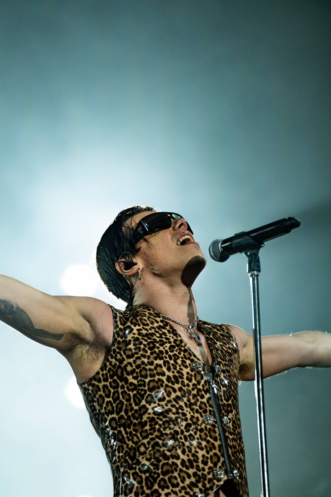 Divoký a bláznivý Yungblud dostal pražské publikum do varu. Mluvil česky a pozval si na stage fanouška