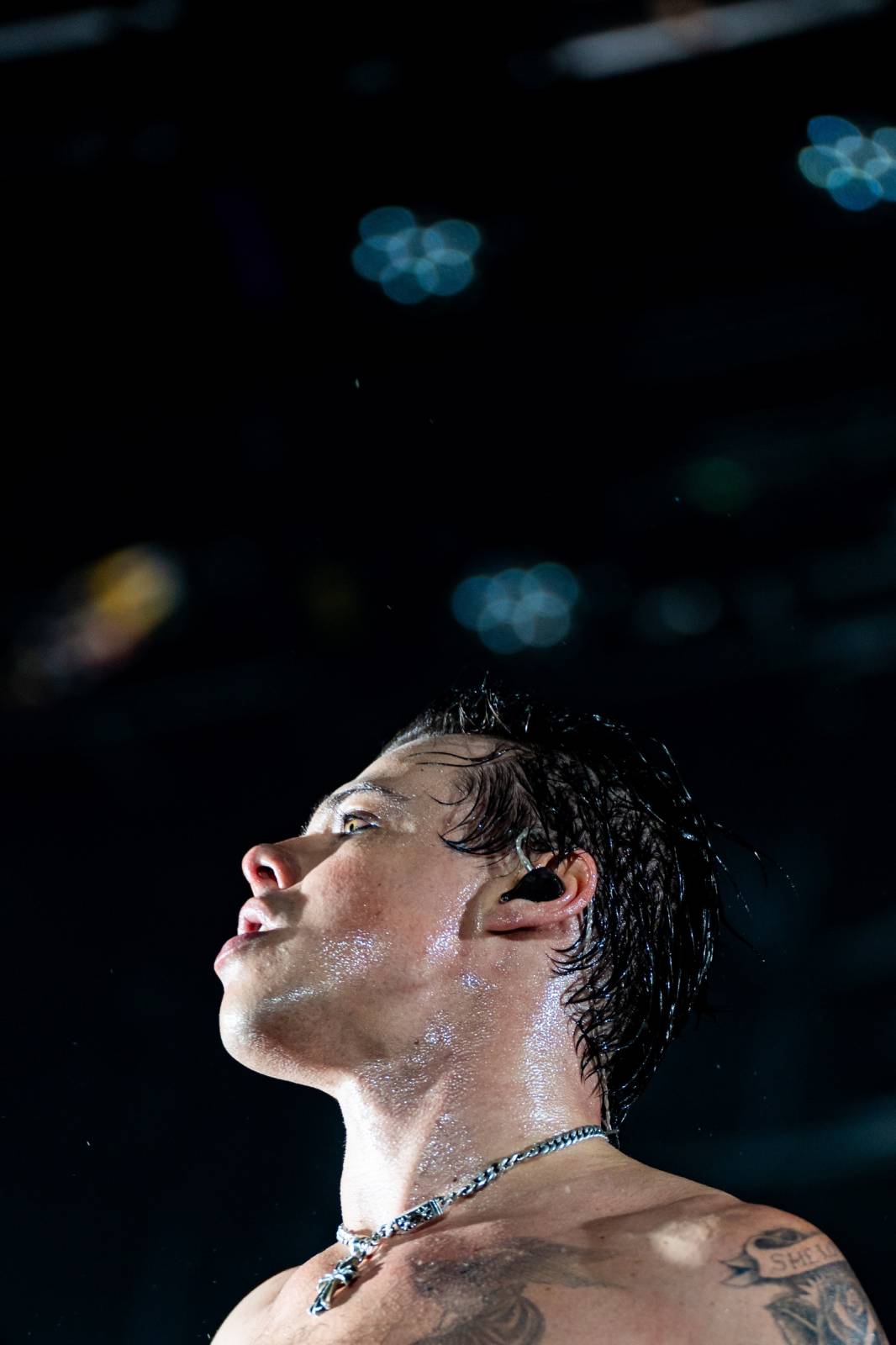 Divoký a bláznivý Yungblud dostal pražské publikum do varu. Mluvil česky a pozval si na stage fanouška