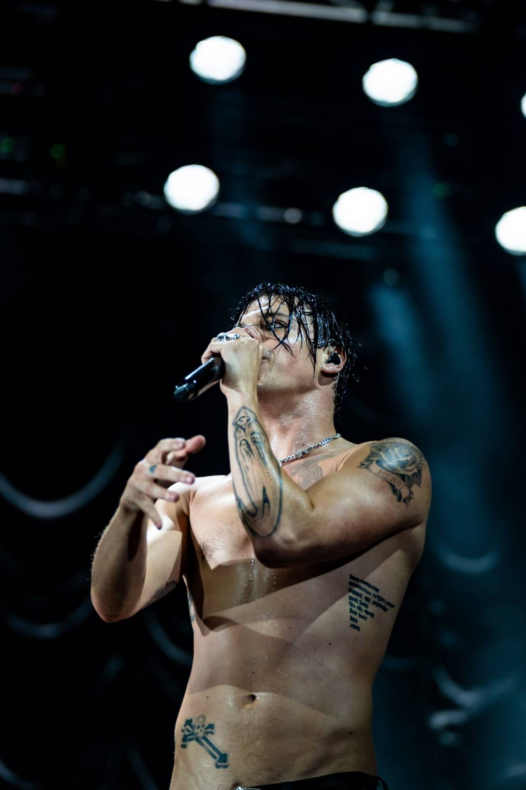 Divoký a bláznivý Yungblud dostal pražské publikum do varu. Mluvil česky a pozval si na stage fanouška