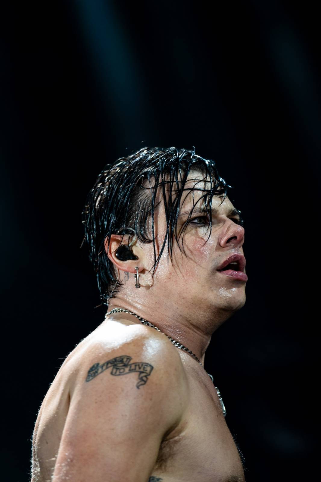 Divoký a bláznivý Yungblud dostal pražské publikum do varu. Mluvil česky a pozval si na stage fanouška