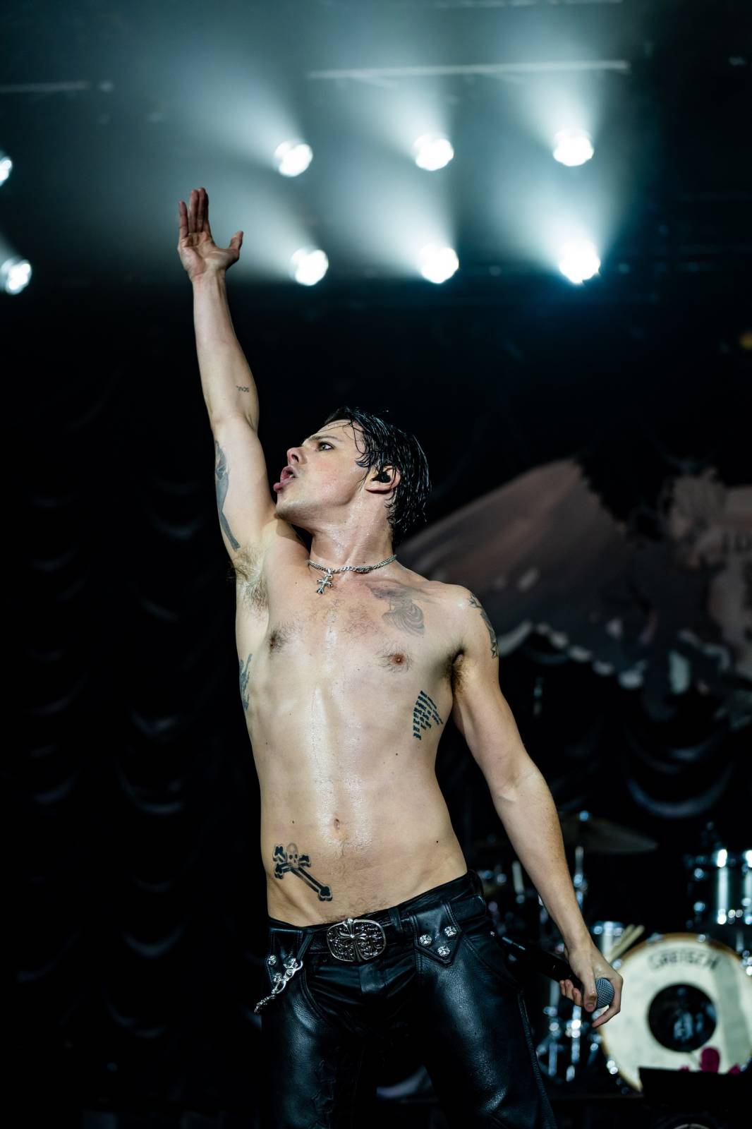 Divoký a bláznivý Yungblud dostal pražské publikum do varu. Mluvil česky a pozval si na stage fanouška