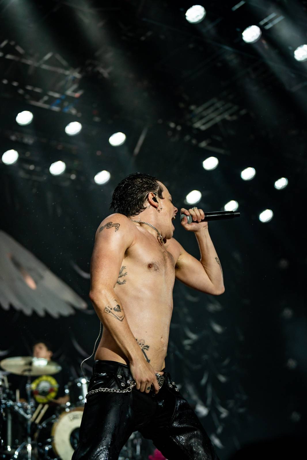 Divoký a bláznivý Yungblud dostal pražské publikum do varu. Mluvil česky a pozval si na stage fanouška