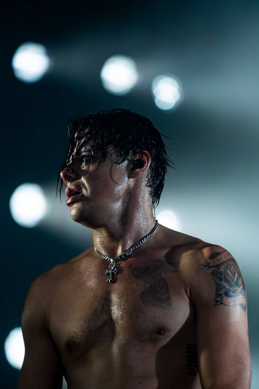 Divoký a bláznivý Yungblud dostal pražské publikum do varu. Mluvil česky a pozval si na stage fanouška