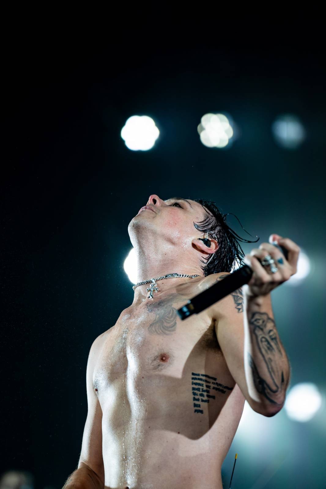 Divoký a bláznivý Yungblud dostal pražské publikum do varu. Mluvil česky a pozval si na stage fanouška