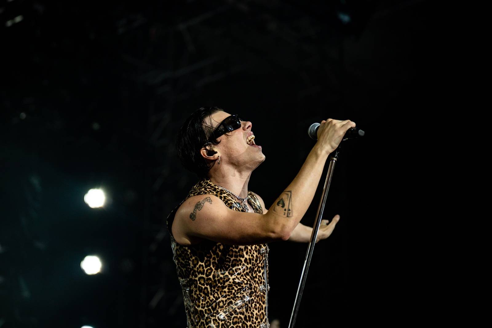 Divoký a bláznivý Yungblud dostal pražské publikum do varu. Mluvil česky a pozval si na stage fanouška