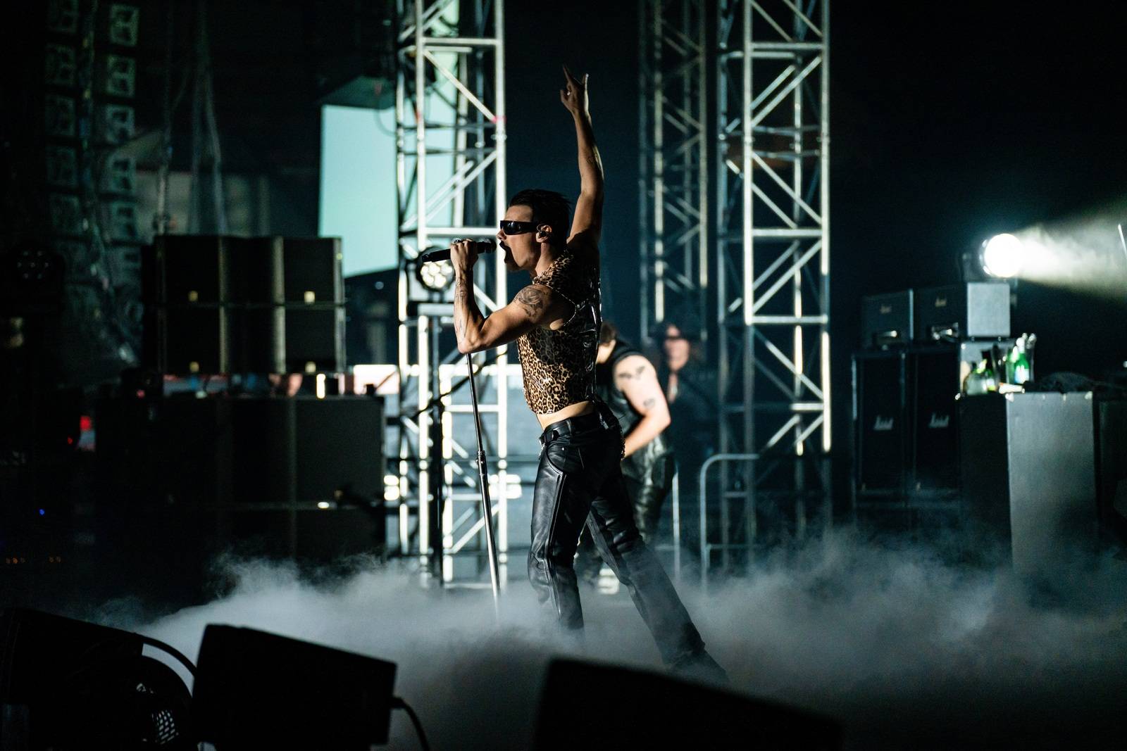 Divoký a bláznivý Yungblud dostal pražské publikum do varu. Mluvil česky a pozval si na stage fanouška