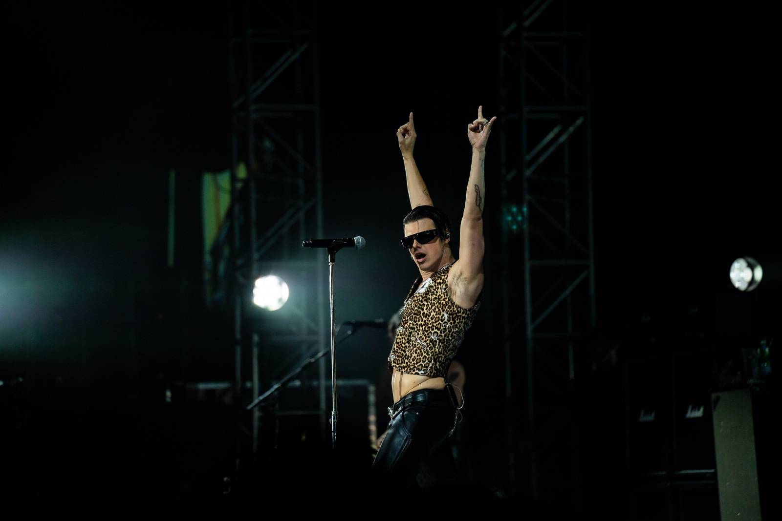 Divoký a bláznivý Yungblud dostal pražské publikum do varu. Mluvil česky a pozval si na stage fanouška