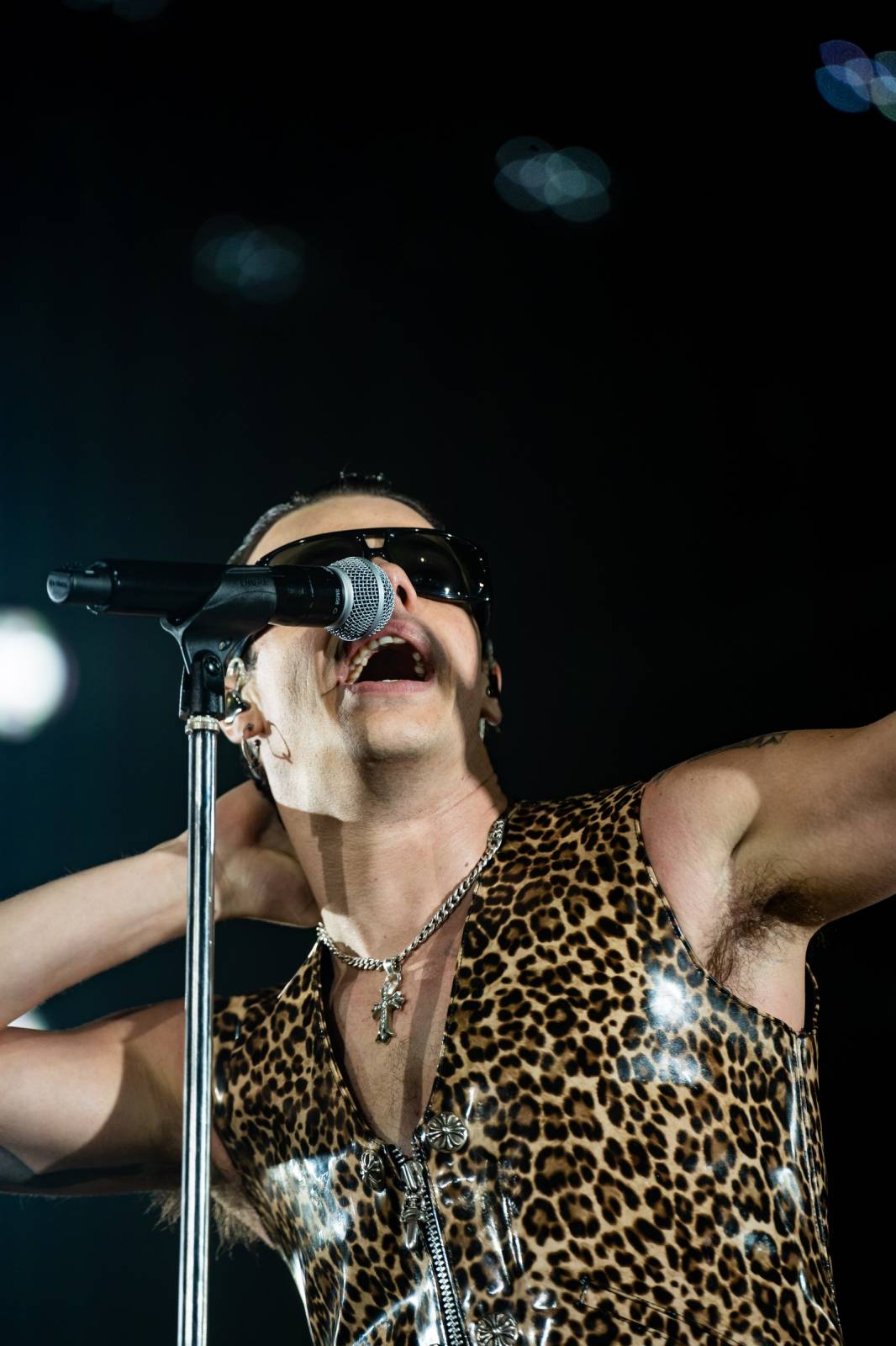 Divoký a bláznivý Yungblud dostal pražské publikum do varu. Mluvil česky a pozval si na stage fanouška