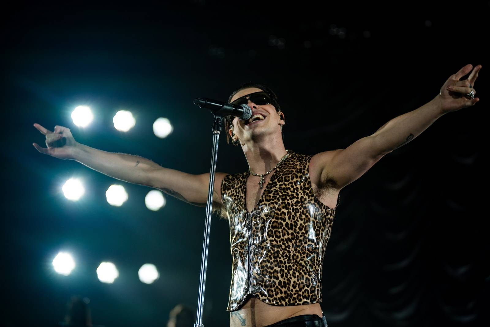 Divoký a bláznivý Yungblud dostal pražské publikum do varu. Mluvil česky a pozval si na stage fanouška