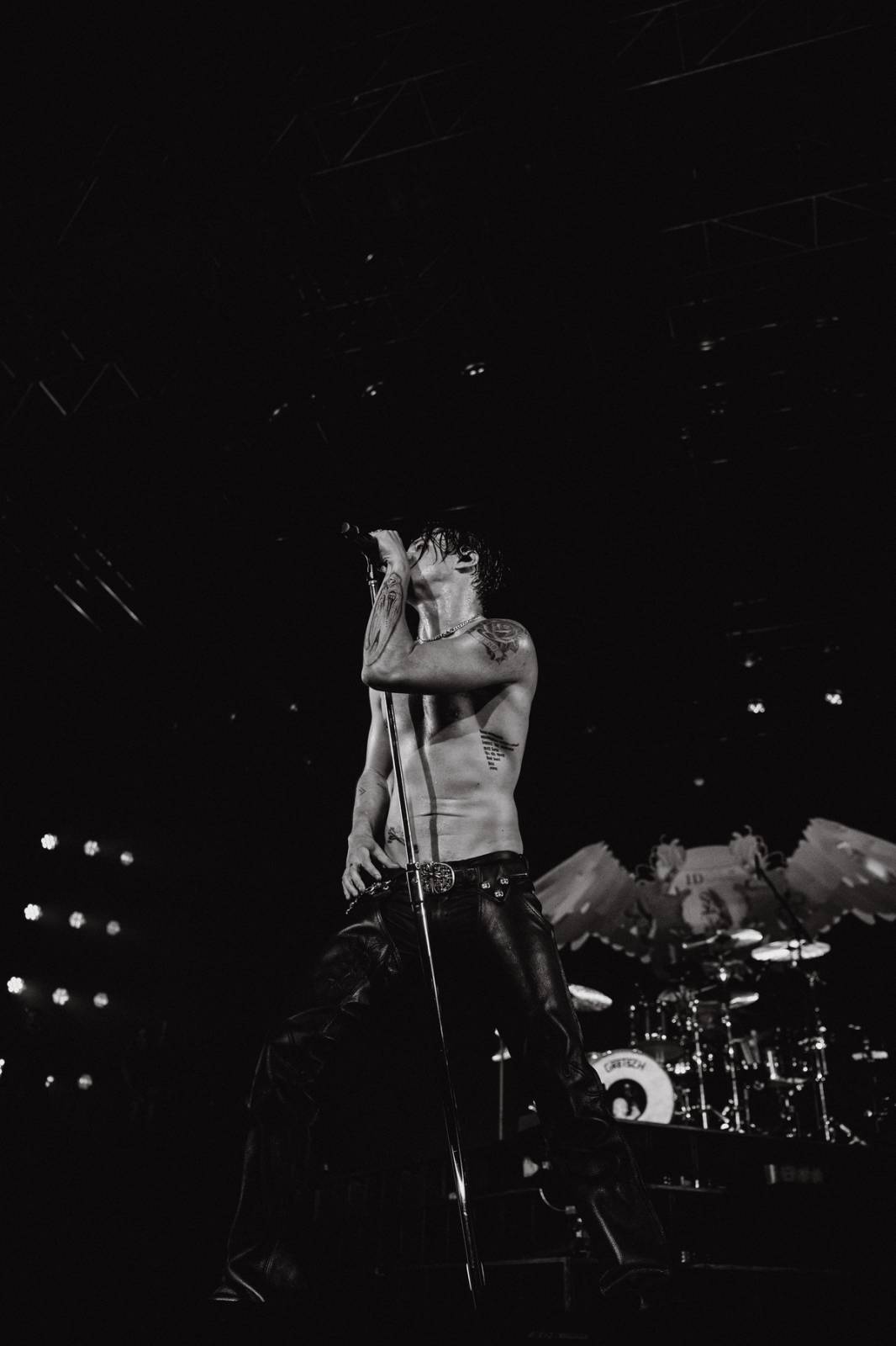 Divoký a bláznivý Yungblud dostal pražské publikum do varu. Mluvil česky a pozval si na stage fanouška