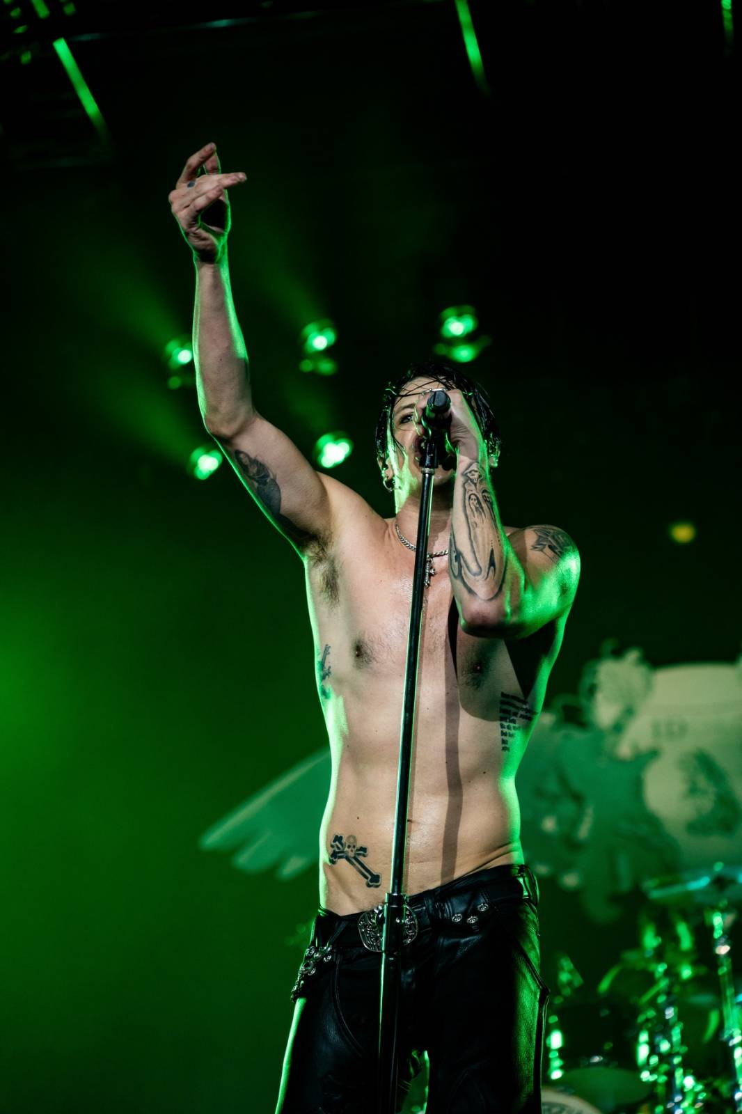 Divoký a bláznivý Yungblud dostal pražské publikum do varu. Mluvil česky a pozval si na stage fanouška