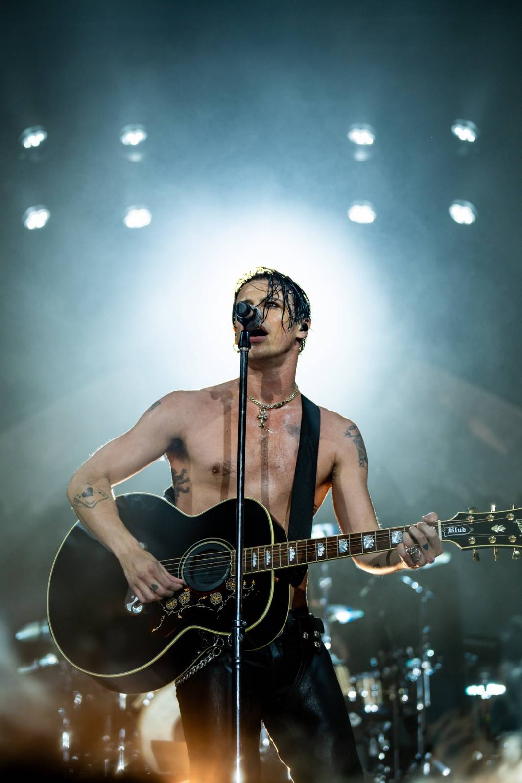 Divoký a bláznivý Yungblud dostal pražské publikum do varu. Mluvil česky a pozval si na stage fanouška