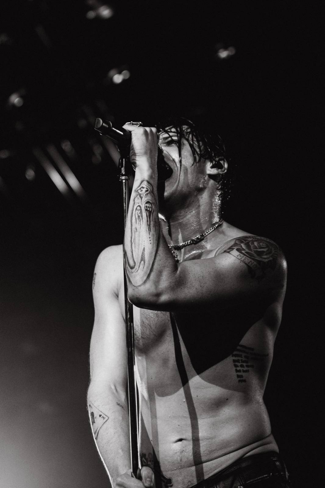 Divoký a bláznivý Yungblud dostal pražské publikum do varu. Mluvil česky a pozval si na stage fanouška