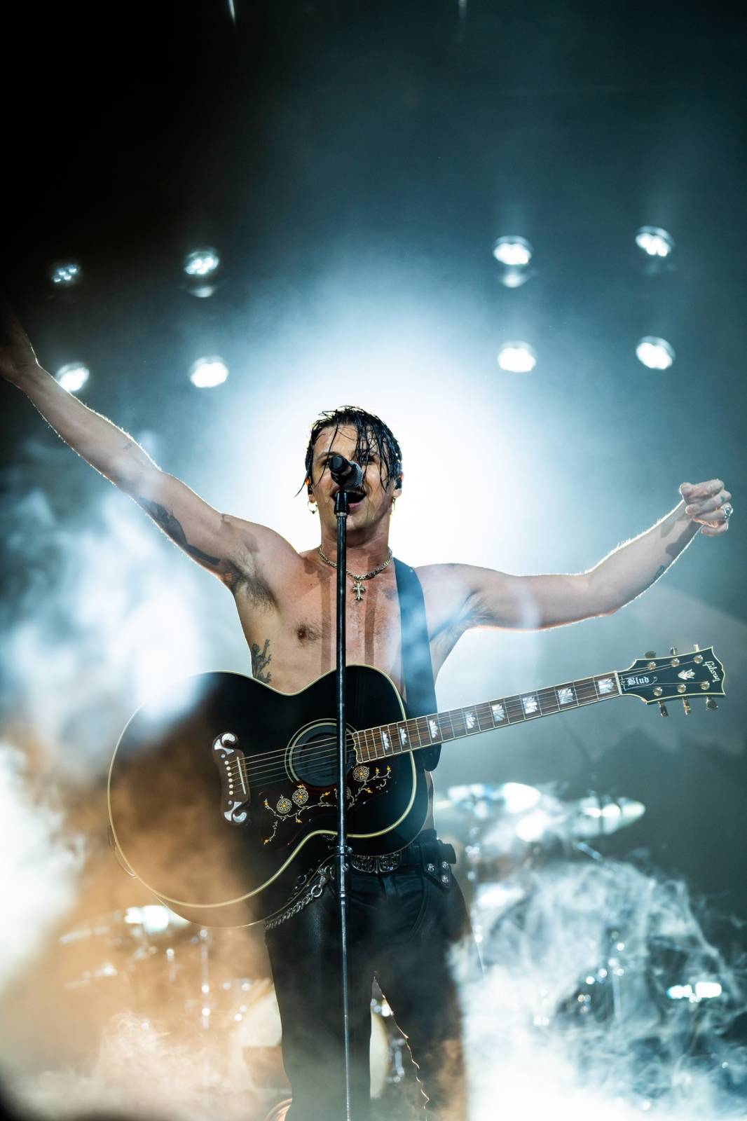 Divoký a bláznivý Yungblud dostal pražské publikum do varu. Mluvil česky a pozval si na stage fanouška