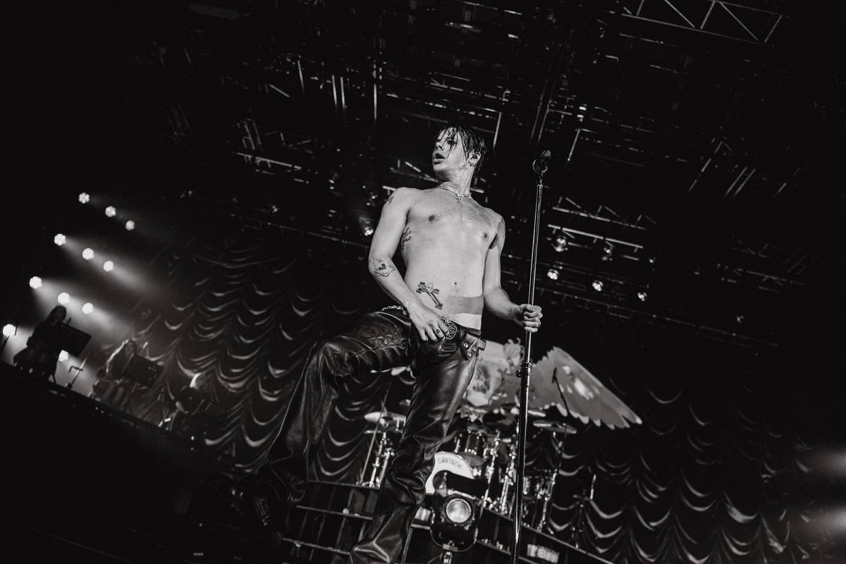 Divoký a bláznivý Yungblud dostal pražské publikum do varu. Mluvil česky a pozval si na stage fanouška