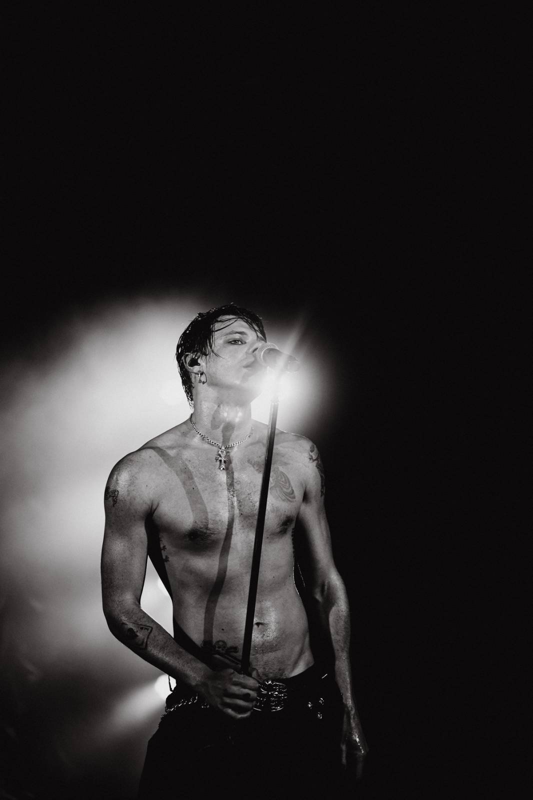 Divoký a bláznivý Yungblud dostal pražské publikum do varu. Mluvil česky a pozval si na stage fanouška